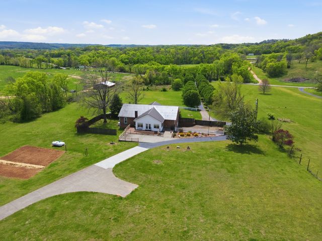 2149 Mooresville Pike, Culleoka, TN 38451