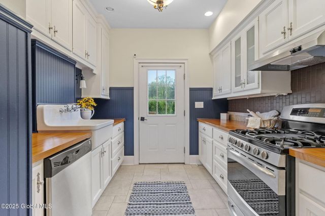 1014 Catherines Woods Drive, Niskayuna, NY 12309