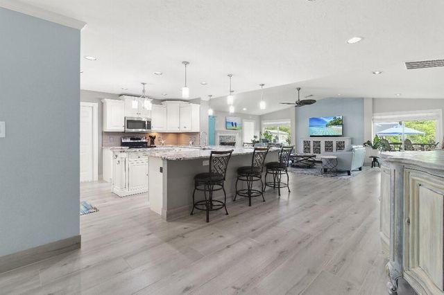 810 25TH AVENUE W, Palmetto, FL 34221