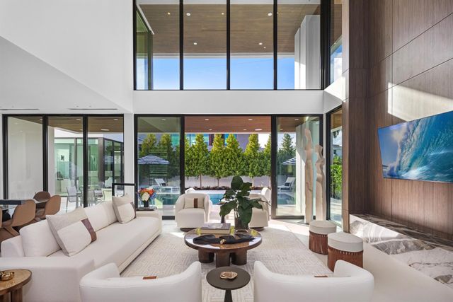 1099 NE 4th Avenue, Boca Raton, FL 33432