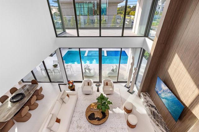 1099 NE 4th Avenue, Boca Raton, FL 33432