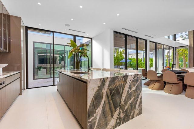 1099 NE 4th Avenue, Boca Raton, FL 33432