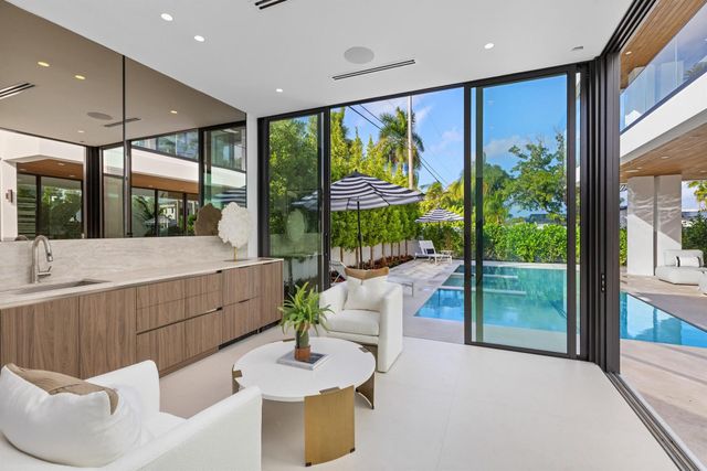 1099 NE 4th Avenue, Boca Raton, FL 33432