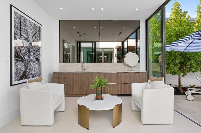 1099 NE 4th Avenue, Boca Raton, FL 33432