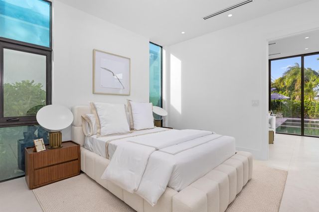 1099 NE 4th Avenue, Boca Raton, FL 33432