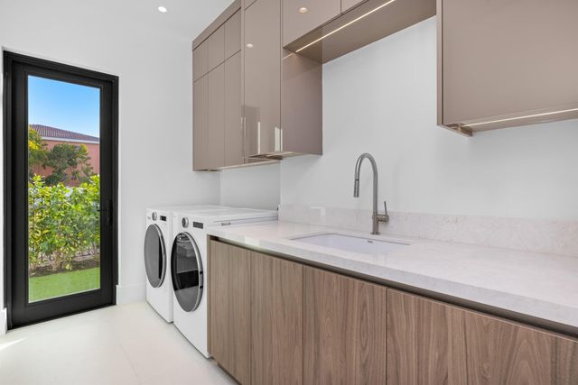 1099 NE 4th Avenue, Boca Raton, FL 33432