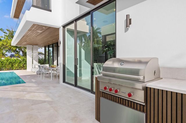 1099 NE 4th Avenue, Boca Raton, FL 33432