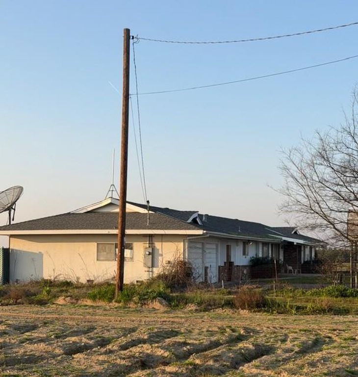 Image 2 of property listing at 5747 S Clovis Avenue, Fresno, CA 93725