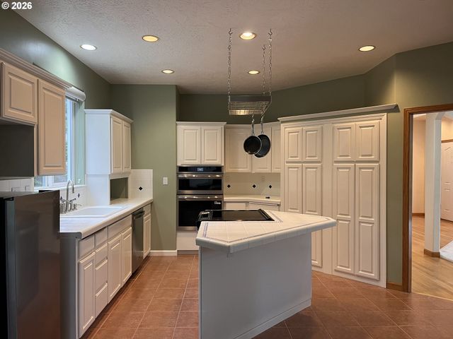 22874 Sw MARTIN Ct, Sherwood, OR 97140