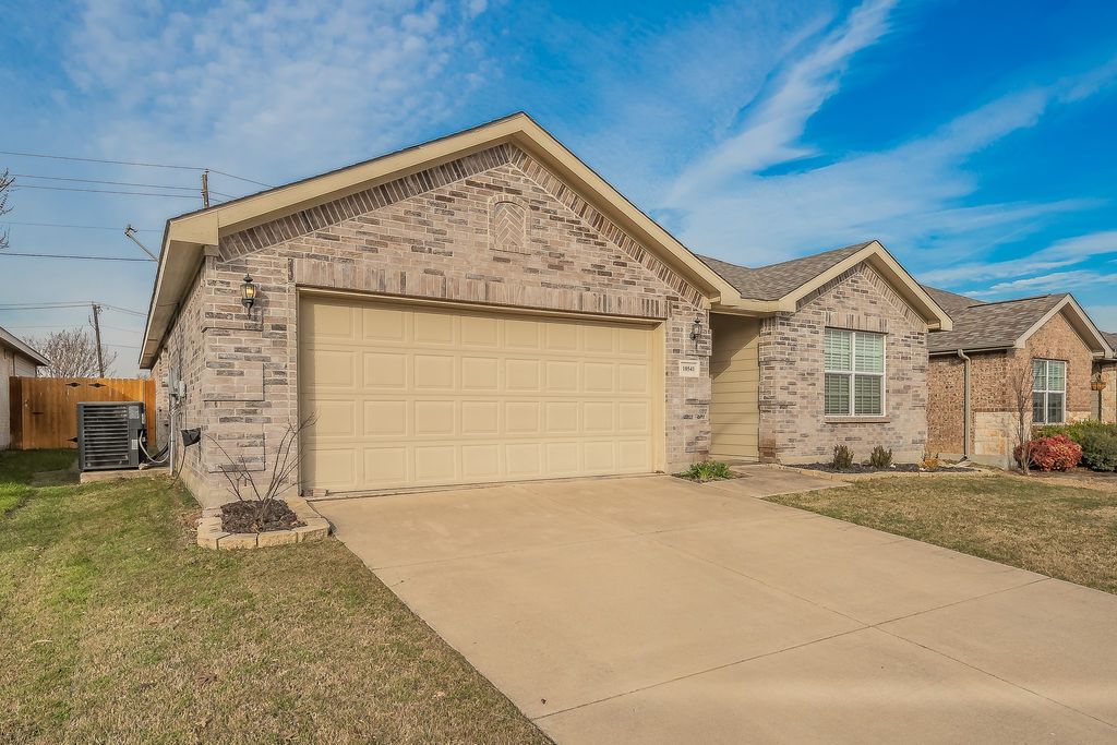 10541 Rising Knoll Lane, Fort Worth, TX 76131