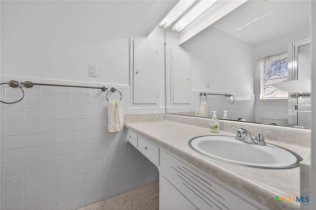 514 Hospital Boulevard, Floresville, TX 78114