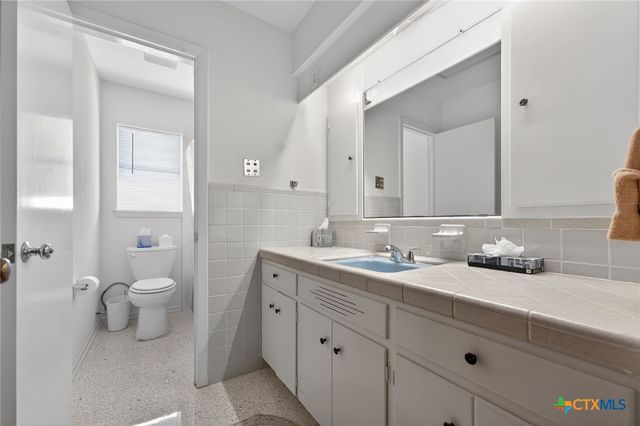 514 Hospital Boulevard, Floresville, TX 78114