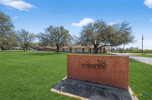 514 Hospital Boulevard, Floresville, TX 78114