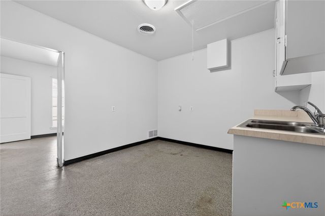 514 Hospital Boulevard, Floresville, TX 78114