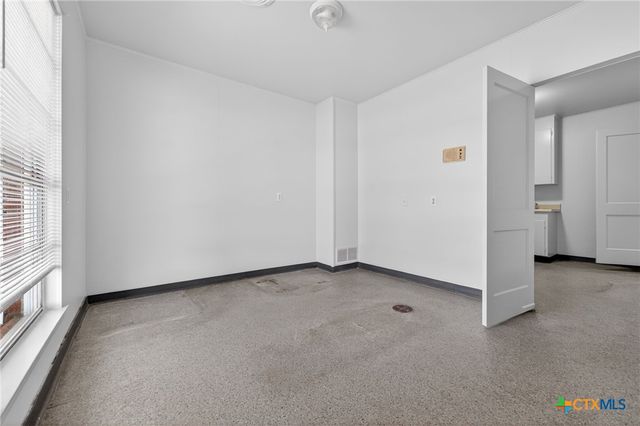 514 Hospital Boulevard, Floresville, TX 78114