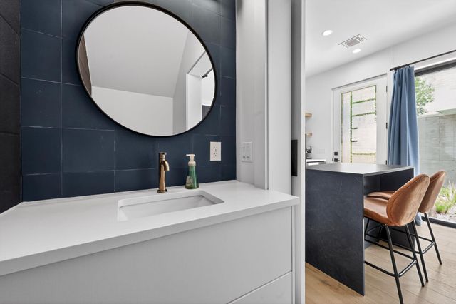 1206 Luna ST 2, Austin, TX 78721