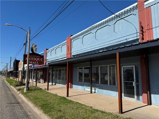208 E Gassaway Avenue, Lott, TX 76656