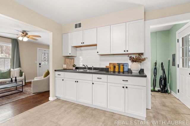 814 Woolsey Drive SW, Grand Rapids, MI 49503