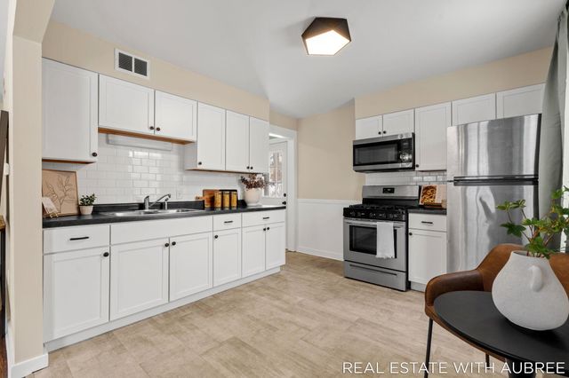 814 Woolsey Drive SW, Grand Rapids, MI 49503