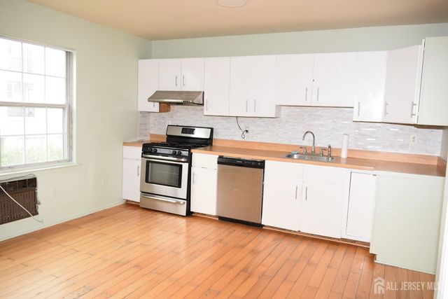 31 Larch Street, Carteret, NJ 07008