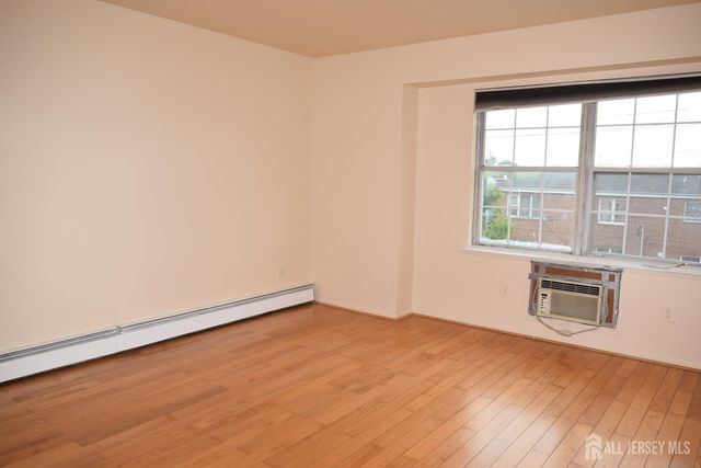31 Larch Street, Carteret, NJ 07008
