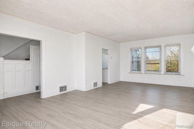 64 Glendale Street, Highland Park, MI 48203