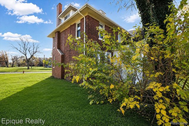 64 Glendale Street, Highland Park, MI 48203
