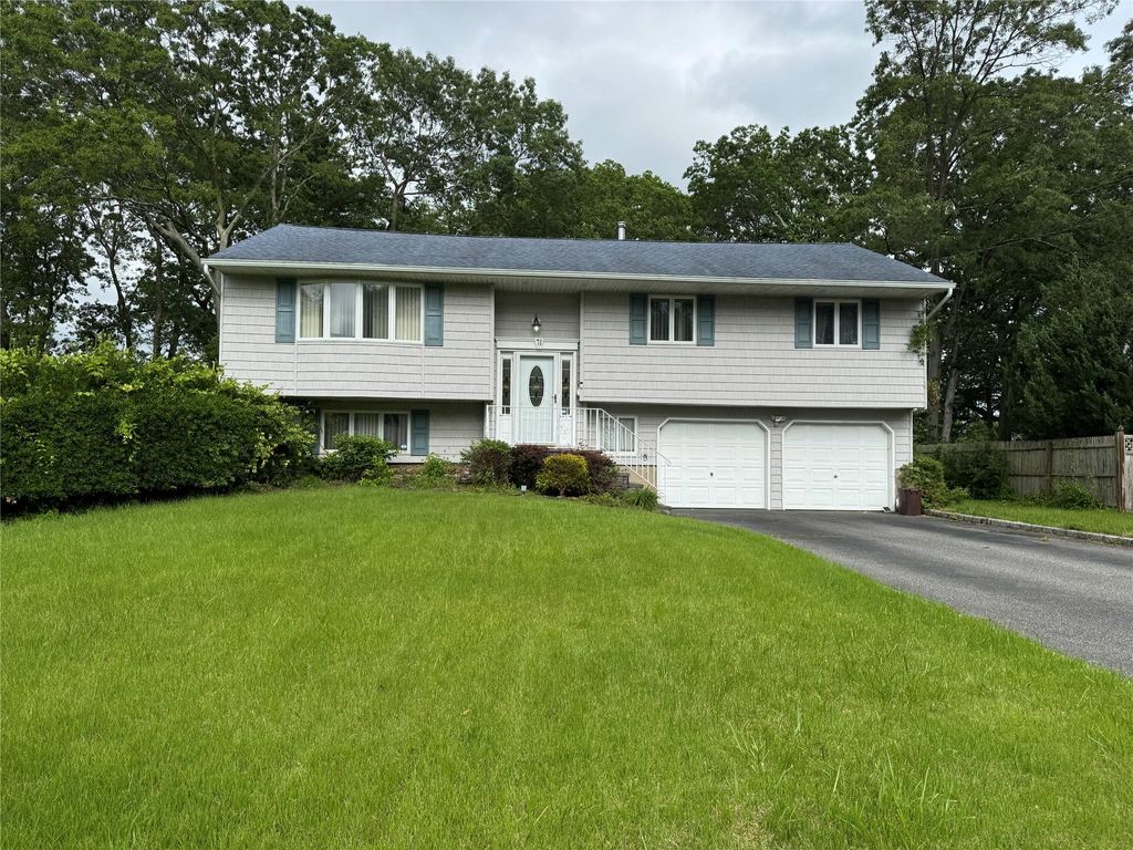 71 Harvest Lane, West Islip, NY 11795