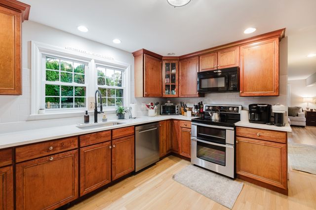 29 Evergreen St, Fairhaven, MA 02719