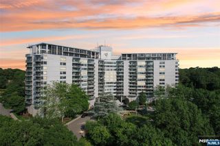 1 Claridge Drive 704, Verona, NJ 07044