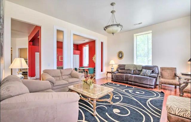 2001 N Broadway Avenue, Springfield, MO 65803