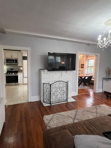 14 Redbrook Road, Great Neck, NY 11024