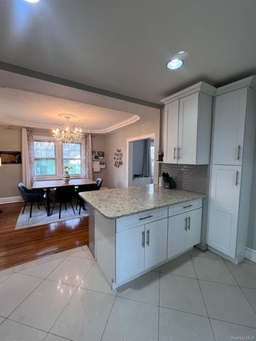 14 Redbrook Road, Great Neck, NY 11024