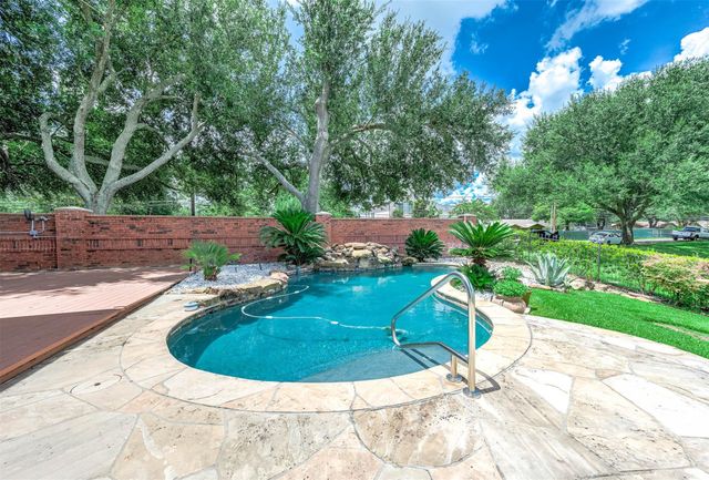 203 Bay Bridge Drive, Sugar Land, TX 77478