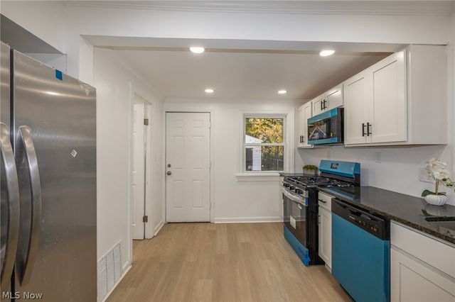939 Vineshire Road, Cleveland Heights, OH 44121