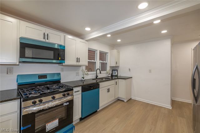 939 Vineshire Road, Cleveland Heights, OH 44121