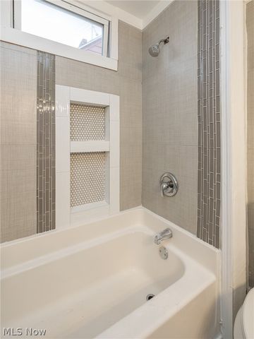 939 Vineshire Road, Cleveland Heights, OH 44121