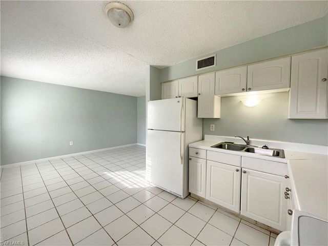 3325 Airport RD N # R2, Naples, FL 34105