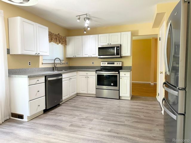 24888 APPLE CREST Drive, Novi, MI 48375