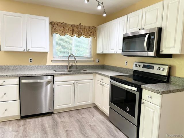 24888 APPLE CREST Drive, Novi, MI 48375