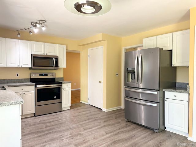 24888 APPLE CREST Drive, Novi, MI 48375