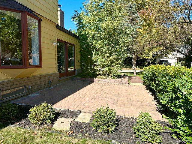 24888 APPLE CREST Drive, Novi, MI 48375