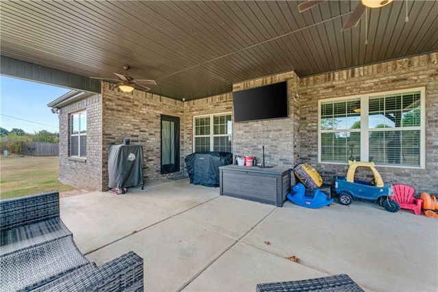 18029 Astor Drive, Fayetteville, AR 72704