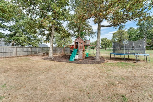 18029 Astor Drive, Fayetteville, AR 72704