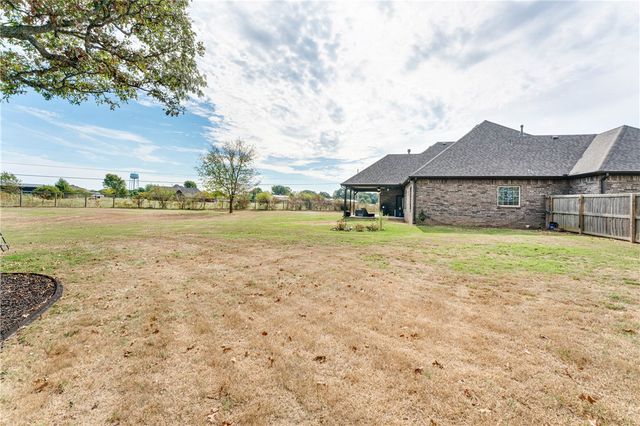 18029 Astor Drive, Fayetteville, AR 72704