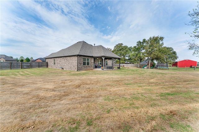 18029 Astor Drive, Fayetteville, AR 72704