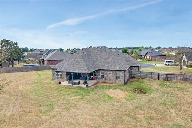 18029 Astor Drive, Fayetteville, AR 72704