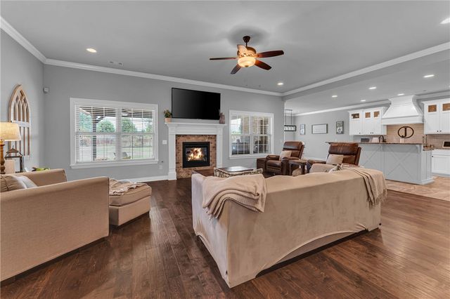 18029 Astor Drive, Fayetteville, AR 72704