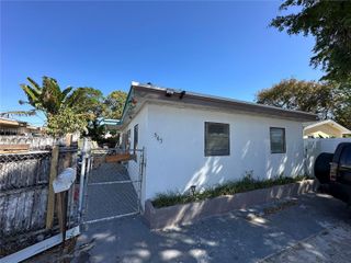 565 NE 32nd St, Oakland Park, FL 33334