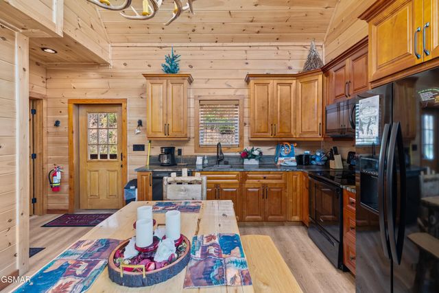 932 Chestnut Drive, Gatlinburg, TN 37738